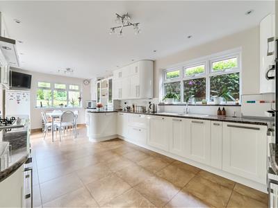 Kitchen/Breakfast Room:
